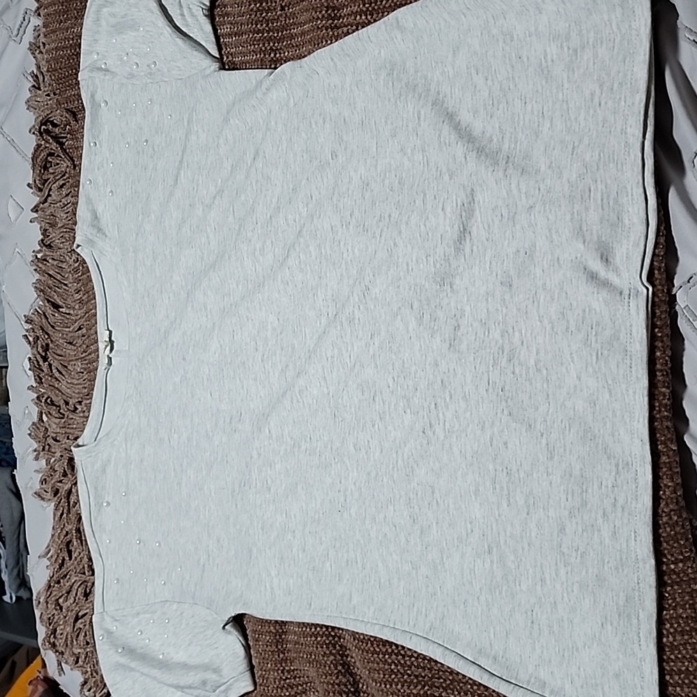 Como Blue short sleeve blouse. Size Large. Gray.